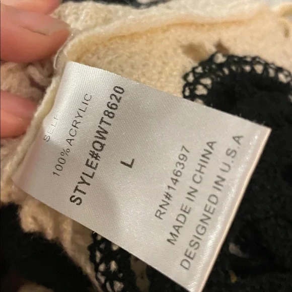 C29- Luxe Women’s Large Luxe Black and Cream Floral Crochet Blouse - Picture 9 of 9